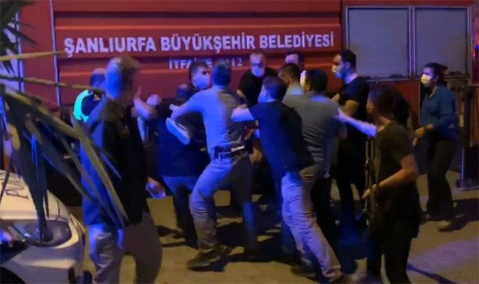 Bayrağı indirmek istedi polis zor kurtardı! - Resim: 4