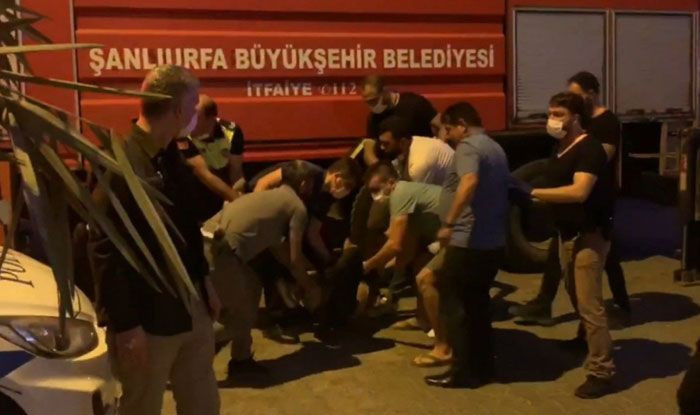 Bayrağı indirmek istedi polis zor kurtardı! - Resim: 2