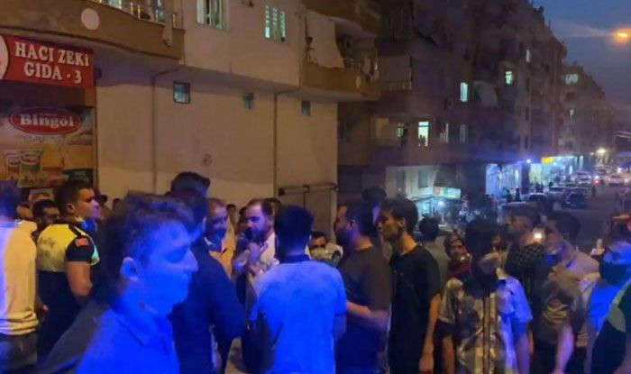 Bayrağı indirmek istedi polis zor kurtardı! - Resim: 3