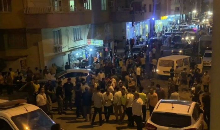 Bayrağı indirmek istedi polis zor kurtardı! - Resim: 1