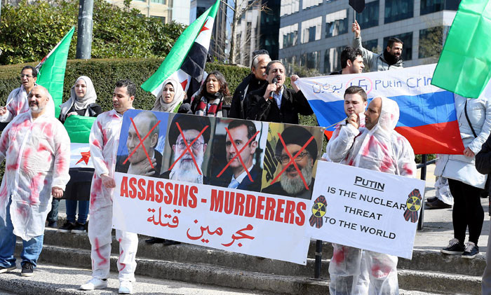 AB önünde 'suikastçi katiller' protestosu! Ceset torbaları... - Resim: 1