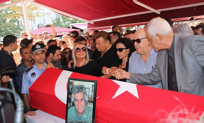 Emel Sayın Tarık Akan'ın tabutunun başında ağladı! - Resim: 3