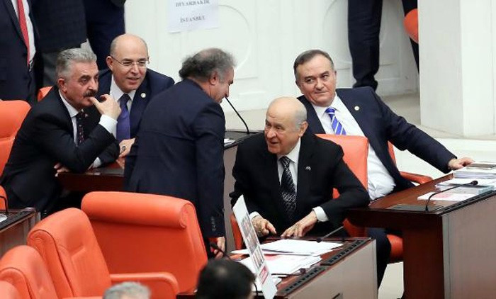 Bahçeli ve HDP'li vekil arasında samimi sohbet! - Resim: 1