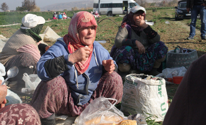 Bankaya çamurlu ayakkabılarını çıkarıp girmişti! Bakın o kadın kimmiş? - Resim: 3