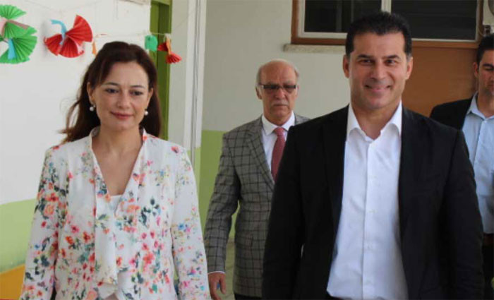 KKTC karıştı! Başbakan korumalara eşini sokağa attırdı! - Resim: 1