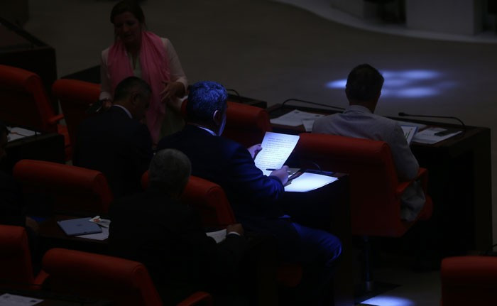 TBMM'de ilginç görüntü! O vekil karanlıkta... - Resim: 1