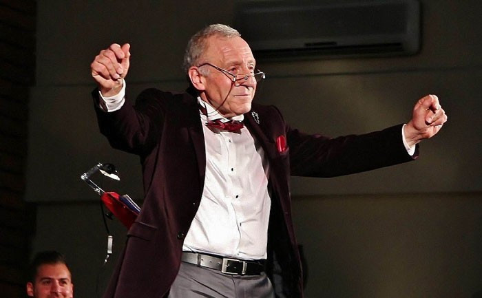  Şef yönettiği koroyu bırakıp göbek atmaya başladı! - Resim: 4