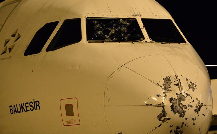 Doluya tutulan uçaklar ve binalar delik deşik! - Resim: 4