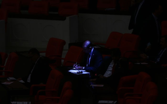 TBMM'de ilginç görüntü! O vekil karanlıkta... - Resim: 3