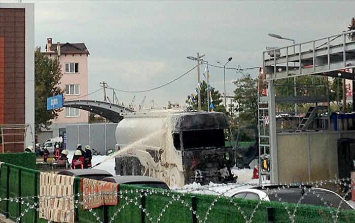 Tuzla'da benzin istasyonunda patlama olay yerinden görüntüler - Resim: 1