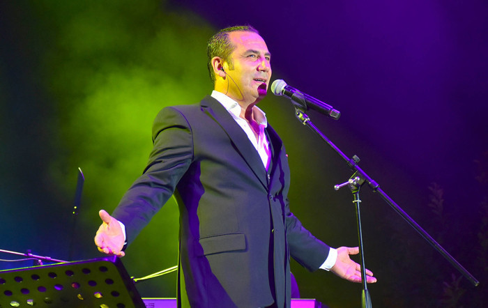 Ferhat Göçer konserinde talihsiz kaza ilk müdahaleyi ünlü sanatçı yaptı! - Resim: 1