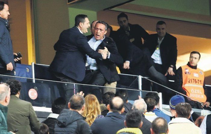 Derbide Ali Koç tribünden atladı dünya basınında olay oldu - Resim: 3