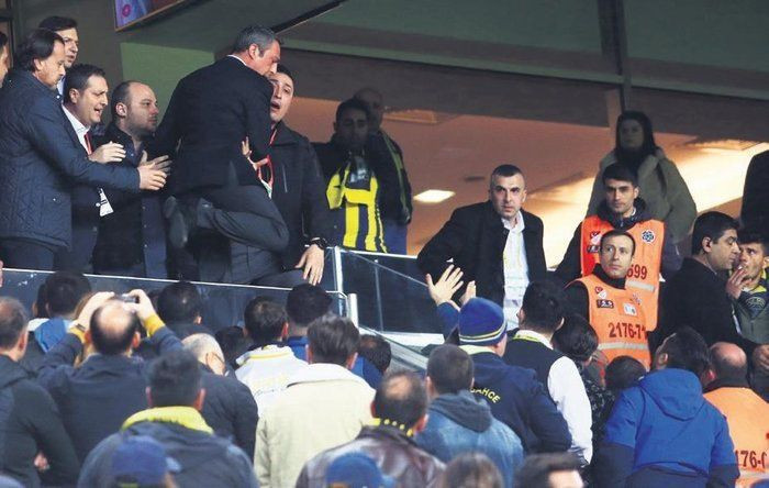 Derbide Ali Koç tribünden atladı dünya basınında olay oldu - Resim: 4