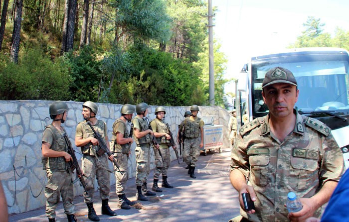 Darbeci askerler bırakıp kaçtı! PKK bile bunu yapmamıştı - Resim: 2