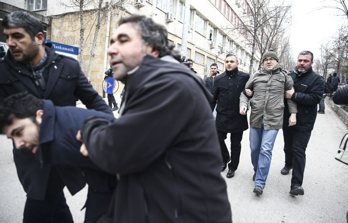 Akademisyen eylemi üniversiteyi karıştırdı gözaltılar var - Resim: 3