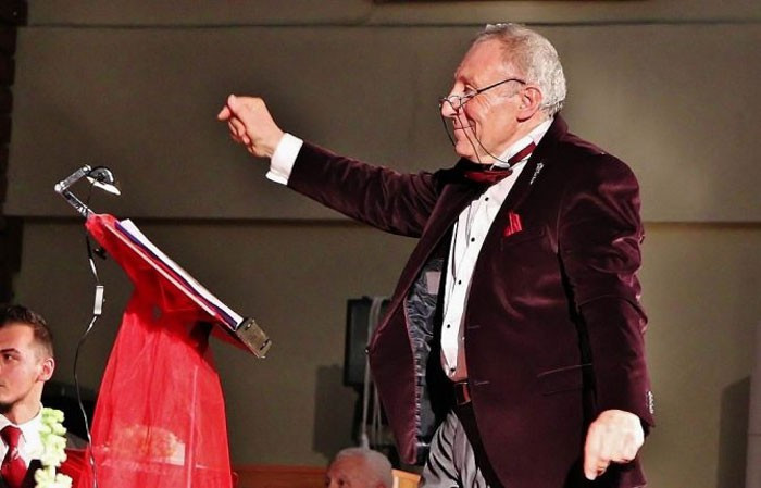  Şef yönettiği koroyu bırakıp göbek atmaya başladı! - Resim: 3