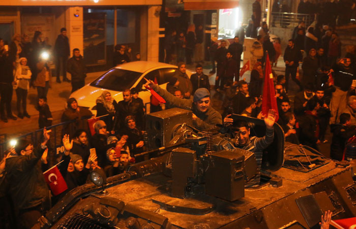 Dünyaya korku salan fotoğraf! Gülerek gidiyorlar... - Resim: 3