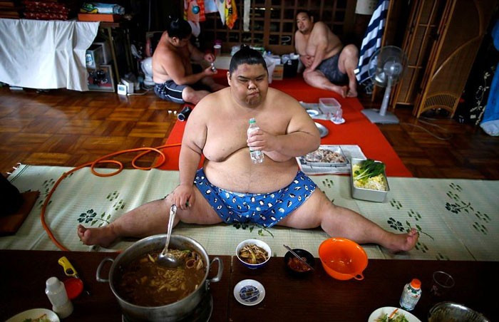 Günde 8 bin kalori alıp zayıflamamak zorundalar - Resim: 2