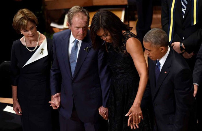 Bush cenaze töreninde müziğe kendini kaptırınca... - Resim: 2