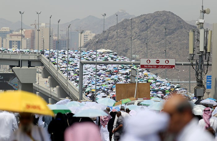 Hacılar şeytan taşlama alanına akın etti! - Resim: 2