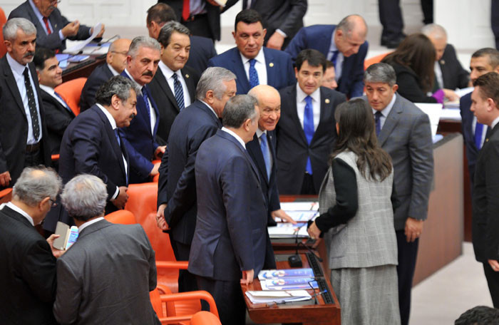 Meclis'te sıcak temas MHP lideri Bahçeli ile HDP'li Buldan... - Resim: 1