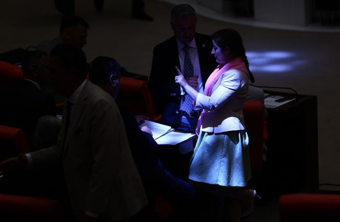 TBMM'de ilginç görüntü! O vekil karanlıkta... - Resim: 2