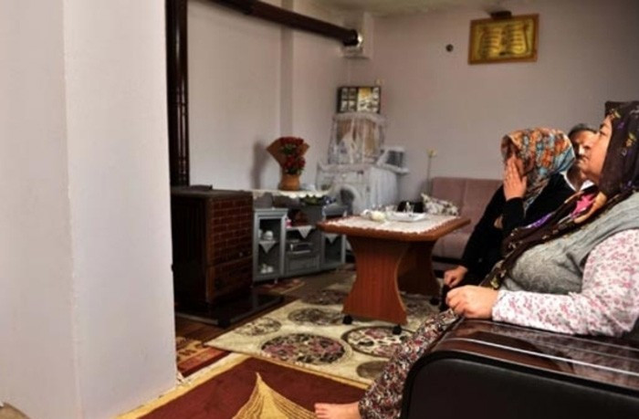 Evinden geçen kolonun içinden bakın ne çıktı! - Resim: 4