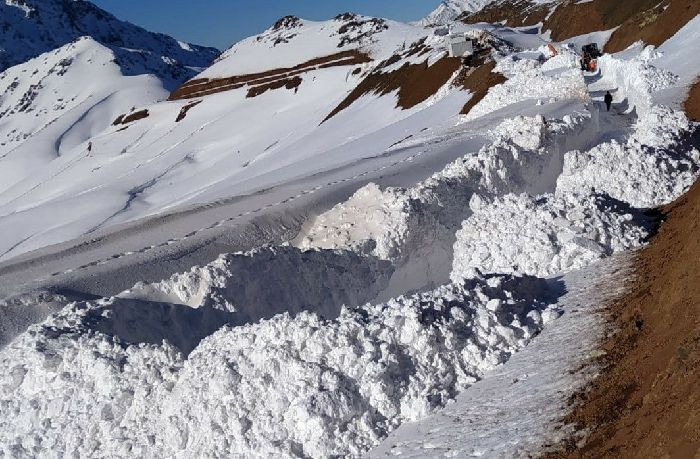 Hakkari Yüksekova'da kar kalınlığı iş makinelerinin boyunu geçti - Resim: 1