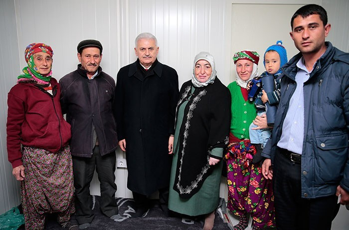 Başbakan uçağına aldı kendi elleriyle besledi! - Resim: 1