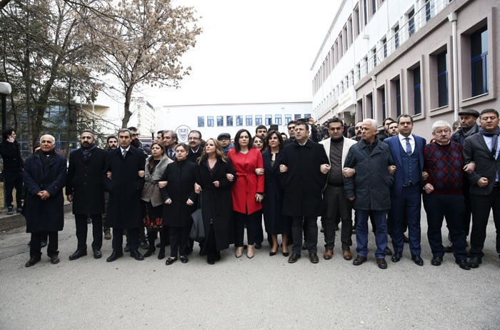 Akademisyen eylemi üniversiteyi karıştırdı gözaltılar var - Resim: 2