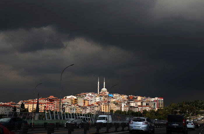 İstanbul'u kara bulutlar bastı! Saatlik hava durumu  - Resim: 1