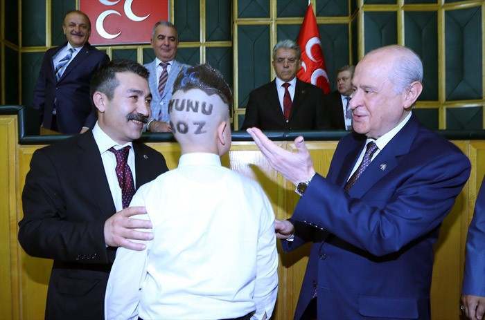 MHP grubunda Bahçeli'yi şaşırtan genç! Kafasını görünce... - Resim: 2