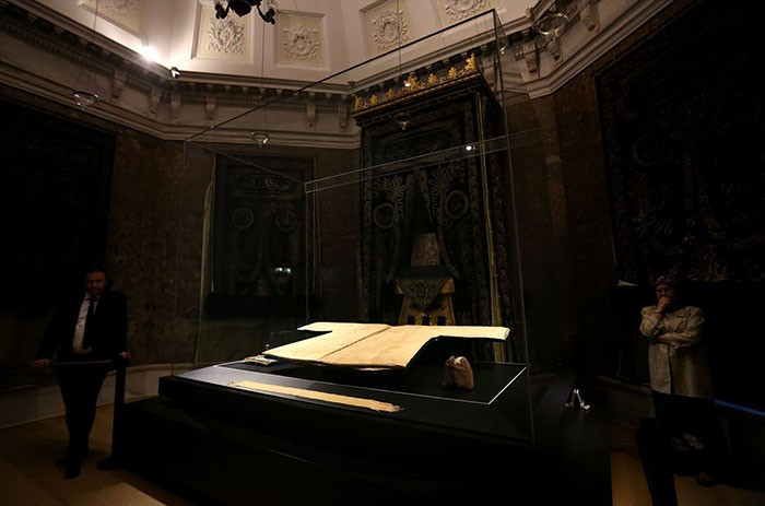 Hırka-i Şerif gözyaşları arasında ziyarete açıldı! - Resim: 2