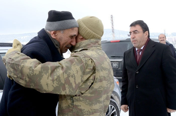 Şehit oğlunun arkadaşlarını ziyaret etti gözyaşlarına boğuldu! - Resim: 2