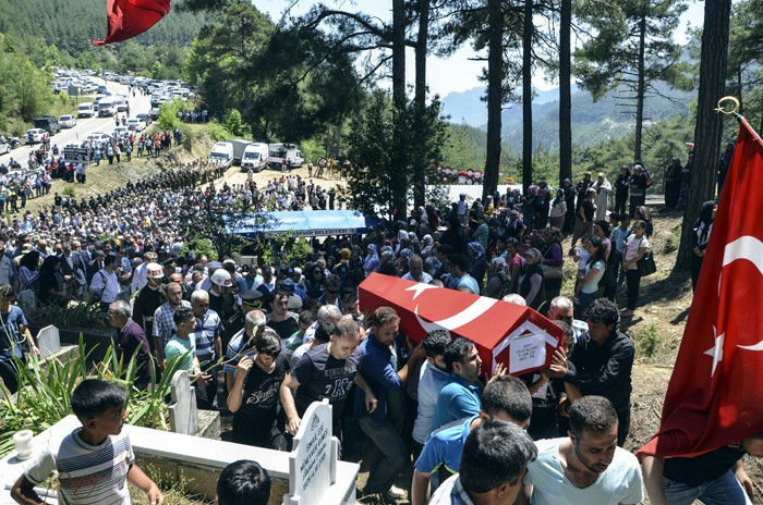 Bitlis şehidi gözyaşları arasında toprağa verildi! - Resim: 1