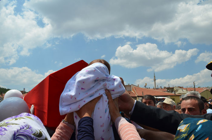 1.5 aylık Mehmet Akif şehit babasını böyle uğurladı... - Resim: 4