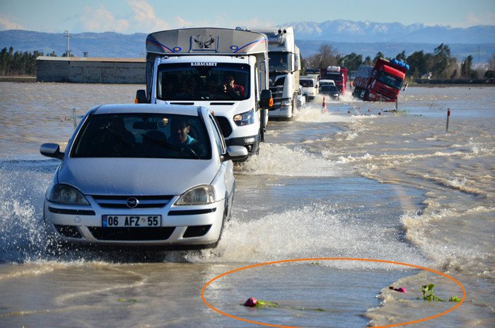 Osmaniye'de yol battı turp çıktı Hatay'da köy Adana'da mezarlık sele gitti - Resim: 2