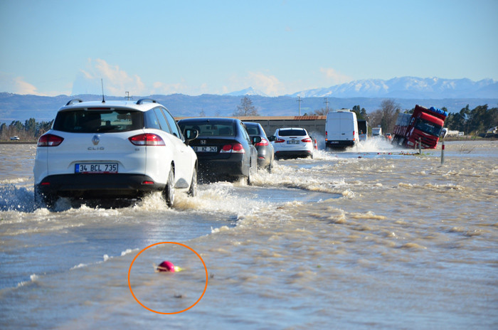 Osmaniye'de yol battı turp çıktı Hatay'da köy Adana'da mezarlık sele gitti - Resim: 3