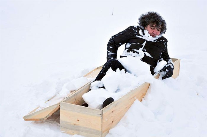 Diri diri tabuta girdi profesörden ilginç protesto - Resim: 1