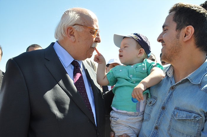 Küçük çocuk Bakan Avcı'yı böyle inceledi! - Resim: 1