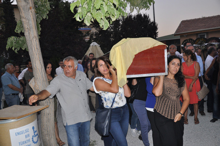 Aysel Tuğluk'un annesinin cenazesinde olay çıktı - Resim: 3