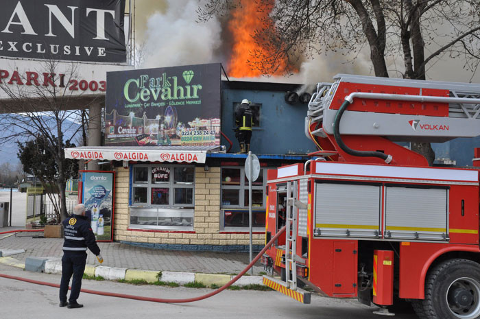 Lunapark'ta yangın dehşeti bir kişi öldü... - Resim: 1
