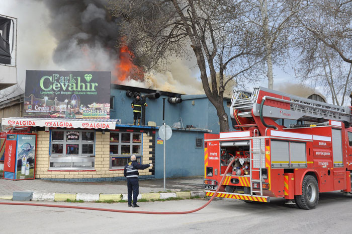 Lunapark'ta yangın dehşeti bir kişi öldü... - Resim: 3