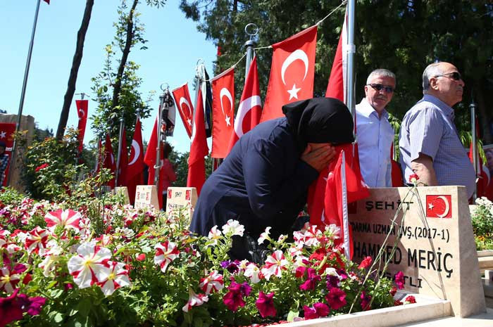 Türkiye 15 Temmuz'da sokaklarda! Gözyaşları sel oldu - Resim: 1