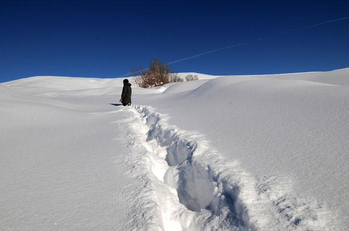 Bingöl'ün Karlıova ilçesinde bir metre kar yağdı okullar 12 gün tatil edildi - Resim: 1