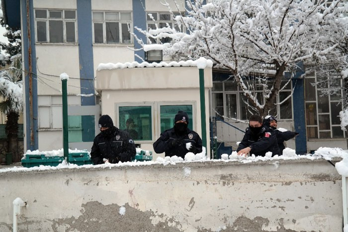 Çevik kuvvetle kartopu savaşı! Kim kazandı dersiniz? - Resim: 3