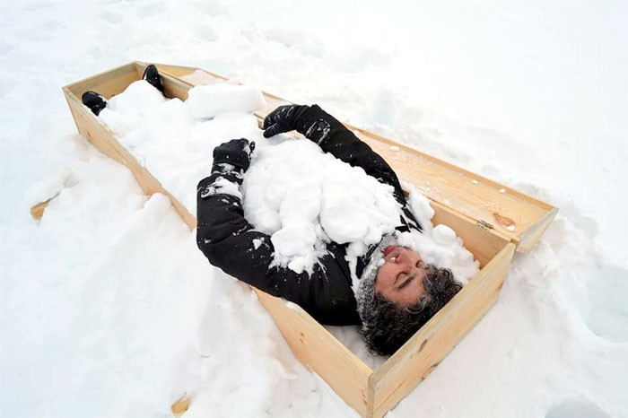 Diri diri tabuta girdi profesörden ilginç protesto - Resim: 2