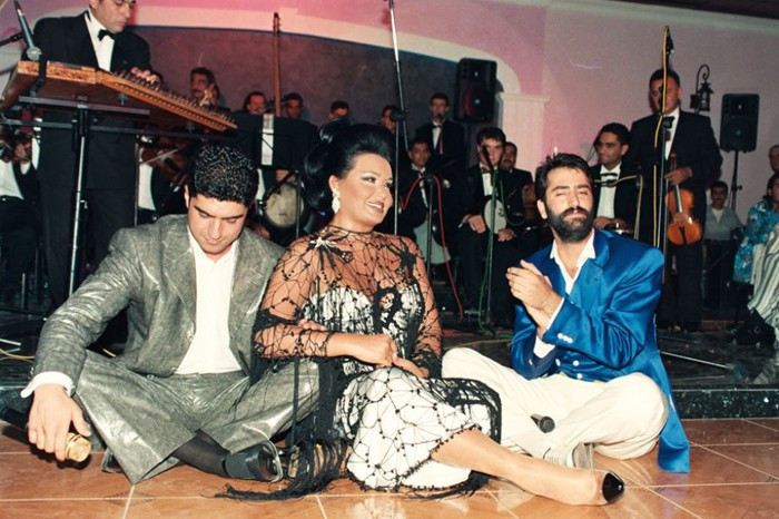 Ünlü sanatçı camide namaza durdu! Hemde üstünde... - Resim: 2