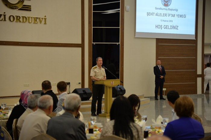 Hulusi Akar'dan şehit ailelerine duygusal sözler! - Resim: 1