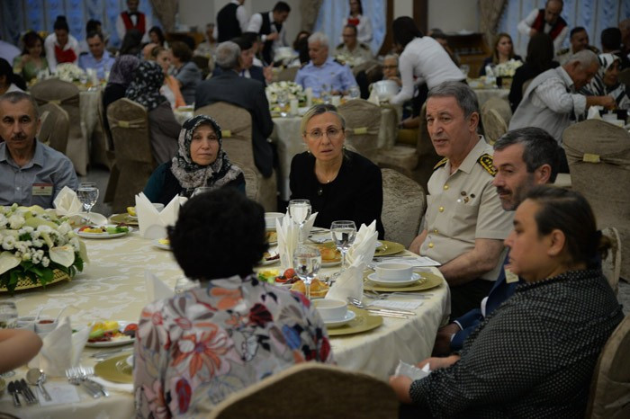 Hulusi Akar'dan şehit ailelerine duygusal sözler! - Resim: 2